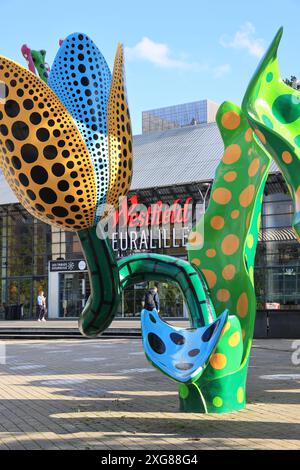 I Tulipani di Shangri-la, alti 7 metri su Place Francois Mitterand. Creato dall'artista giapponese Yayoi Kusama e simbolo della città di Lille. Foto Stock
