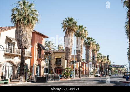 Palm Springs, California - giugno 27. 2024: Vista del quartiere commerciale del centro di Palm Springs, California Foto Stock
