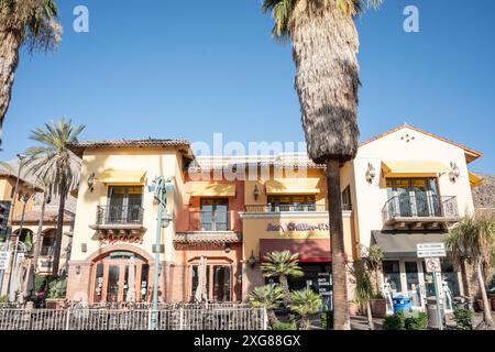 Palm Springs, California - giugno 27. 2024: Vista del quartiere commerciale del centro di Palm Springs, California Foto Stock