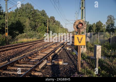 Binari ferroviari con cavi elettrici sospesi Foto Stock