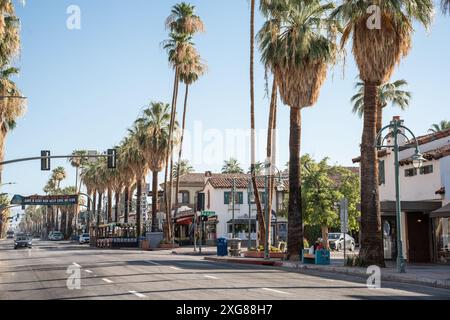 Palm Springs, California - giugno 27. 2024: Vista del quartiere commerciale del centro di Palm Springs, California Foto Stock