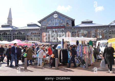 Vivace mercato delle pulci di Wazeemes nel quartiere etnicamente misto di Lille, con un sapore arabo, nel nord della Francia. Foto Stock