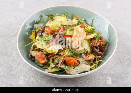 insalata con cozze, peperoni dolci e cetrioli su sfondo in pietra, foto studio 1 Foto Stock