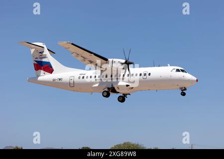 Santorini, Grecia. 22 giugno 2024. Uno Sky Express ATR 42 atterra all'aeroporto di Santorini Thira. Sky Express ha quattro ATR 42 da 48 posti (foto di Fabrizio Gandolfo/SOPA Images/Sipa USA) credito: SIPA USA/Alamy Live News Foto Stock