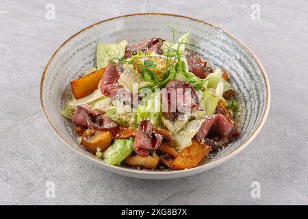 insalata con cozze, peperoni dolci e cetrioli su sfondo in pietra, foto del cibo in studio Foto Stock