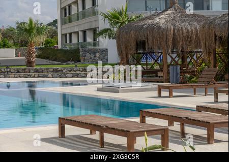 bungalow e sedie a sdraio vicino alla piscina e al caffè a Cipro 1 Foto Stock