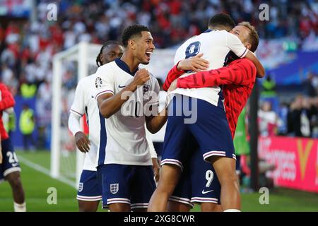 Dusseldorf, Germania. 6 luglio 2024. Jude Bellingham (ENG) calcio: Bellingham festeggia con i giocatori della squadra dopo aver vinto il Campionato europeo UEFA Germania 2024 ai quarti di finale tra Inghilterra 1 (PK5-3) 1 Svizzera alla Dusseldorf Arena di Dusseldorf, Germania. Crediti: Mutsu Kawamori/AFLO/Alamy Live News Foto Stock
