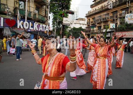 Kolkata, India. 7 luglio 2024 – migliaia di devoti indù si sono riuniti oggi per celebrare il grande Rath Yatra, il festival annuale dei carri che mostra le divinità di Jagannath, Balaram e Subhadra. Organizzato dalla International Society for Krishna Consciousness (ISKCON), questo evento vibrante ha visto le strade di Kolkata prendere vita con canti, musica e decorazioni colorate della città. (Foto di Biswarup Ganguly/Alamy) Foto Stock