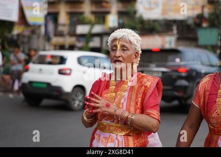 Kolkata, India. 7 luglio 2024 – migliaia di devoti indù si sono riuniti oggi per celebrare il grande Rath Yatra, il festival annuale dei carri che mostra le divinità di Jagannath, Balaram e Subhadra. Organizzato dalla International Society for Krishna Consciousness (ISKCON), questo evento vibrante ha visto le strade di Kolkata prendere vita con canti, musica e decorazioni colorate della città. (Foto di Biswarup Ganguly/Alamy) Foto Stock