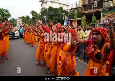 Kolkata, India. 7 luglio 2024 – migliaia di devoti indù si sono riuniti oggi per celebrare il grande Rath Yatra, il festival annuale dei carri che mostra le divinità di Jagannath, Balaram e Subhadra. Organizzato dalla International Society for Krishna Consciousness (ISKCON), questo evento vibrante ha visto le strade di Kolkata prendere vita con canti, musica e decorazioni colorate della città. (Foto di Biswarup Ganguly/Alamy) Foto Stock