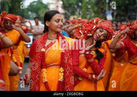 Kolkata, India. 7 luglio 2024 – migliaia di devoti indù si sono riuniti oggi per celebrare il grande Rath Yatra, il festival annuale dei carri che mostra le divinità di Jagannath, Balaram e Subhadra. Organizzato dalla International Society for Krishna Consciousness (ISKCON), questo evento vibrante ha visto le strade di Kolkata prendere vita con canti, musica e decorazioni colorate della città. (Foto di Biswarup Ganguly/Alamy) Foto Stock