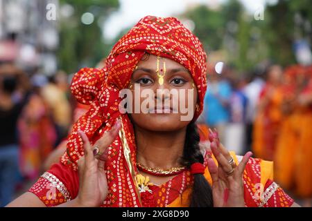 Kolkata, India. 7 luglio 2024 – migliaia di devoti indù si sono riuniti oggi per celebrare il grande Rath Yatra, il festival annuale dei carri che mostra le divinità di Jagannath, Balaram e Subhadra. Organizzato dalla International Society for Krishna Consciousness (ISKCON), questo evento vibrante ha visto le strade di Kolkata prendere vita con canti, musica e decorazioni colorate della città. (Foto di Biswarup Ganguly/Alamy) Foto Stock