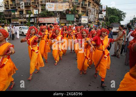 Kolkata, India. 7 luglio 2024 – migliaia di devoti indù si sono riuniti oggi per celebrare il grande Rath Yatra, il festival annuale dei carri che mostra le divinità di Jagannath, Balaram e Subhadra. Organizzato dalla International Society for Krishna Consciousness (ISKCON), questo evento vibrante ha visto le strade di Kolkata prendere vita con canti, musica e decorazioni colorate della città. (Foto di Biswarup Ganguly/Alamy) Foto Stock