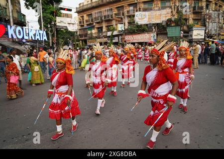 Kolkata, India. 7 luglio 2024 – migliaia di devoti indù si sono riuniti oggi per celebrare il grande Rath Yatra, il festival annuale dei carri che mostra le divinità di Jagannath, Balaram e Subhadra. Organizzato dalla International Society for Krishna Consciousness (ISKCON), questo evento vibrante ha visto le strade di Kolkata prendere vita con canti, musica e decorazioni colorate della città. (Foto di Biswarup Ganguly/Alamy) Foto Stock