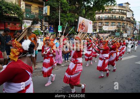 Kolkata, India. 7 luglio 2024 – migliaia di devoti indù si sono riuniti oggi per celebrare il grande Rath Yatra, il festival annuale dei carri che mostra le divinità di Jagannath, Balaram e Subhadra. Organizzato dalla International Society for Krishna Consciousness (ISKCON), questo evento vibrante ha visto le strade di Kolkata prendere vita con canti, musica e decorazioni colorate della città. (Foto di Biswarup Ganguly/Alamy) Foto Stock