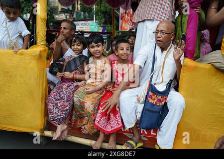 Kolkata, India. 7 luglio 2024 – migliaia di devoti indù si sono riuniti oggi per celebrare il grande Rath Yatra, il festival annuale dei carri che mostra le divinità di Jagannath, Balaram e Subhadra. Organizzato dalla International Society for Krishna Consciousness (ISKCON), questo evento vibrante ha visto le strade di Kolkata prendere vita con canti, musica e decorazioni colorate della città. (Foto di Biswarup Ganguly/Alamy) Foto Stock