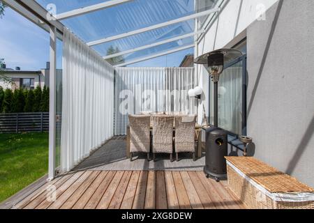 All'interno dell'accogliente e alla moda Patio di vetro coperto della splendida Casa soburbana con ingresso alla Casa. Green Grass Garden. Cielo blu Foto Stock