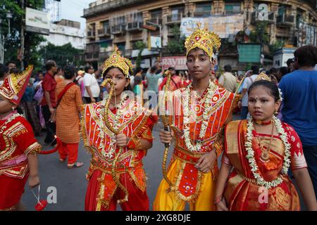 Kolkata, India. 7 luglio 2024 – migliaia di devoti indù si sono riuniti oggi per celebrare il grande Rath Yatra, il festival annuale dei carri che mostra le divinità di Jagannath, Balaram e Subhadra. Organizzato dalla International Society for Krishna Consciousness (ISKCON), questo evento vibrante ha visto le strade di Kolkata prendere vita con canti, musica e decorazioni colorate della città. (Foto di Biswarup Ganguly/Alamy) Foto Stock