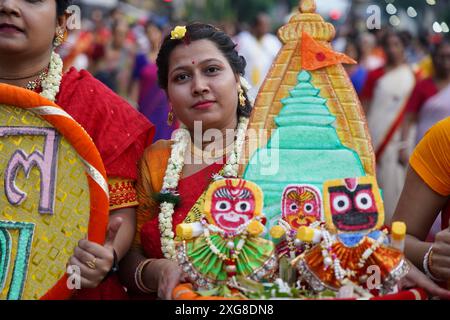 Kolkata, India. 7 luglio 2024 – migliaia di devoti indù si sono riuniti oggi per celebrare il grande Rath Yatra, il festival annuale dei carri che mostra le divinità di Jagannath, Balaram e Subhadra. Organizzato dalla International Society for Krishna Consciousness (ISKCON), questo evento vibrante ha visto le strade di Kolkata prendere vita con canti, musica e decorazioni colorate della città. (Foto di Biswarup Ganguly/Alamy) Foto Stock