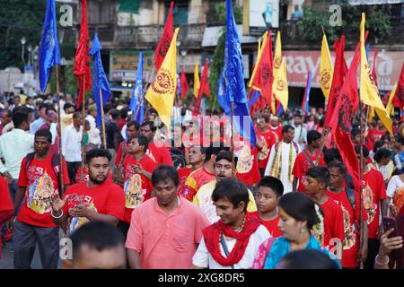 Kolkata, India. 7 luglio 2024 – migliaia di devoti indù si sono riuniti oggi per celebrare il grande Rath Yatra, il festival annuale dei carri che mostra le divinità di Jagannath, Balaram e Subhadra. Organizzato dalla International Society for Krishna Consciousness (ISKCON), questo evento vibrante ha visto le strade di Kolkata prendere vita con canti, musica e decorazioni colorate della città. (Foto di Biswarup Ganguly/Alamy) Foto Stock