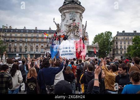 7 luglio 2024, Parigi, Francia. I parigini festeggiano dopo che il "Rally Nazionale" non riesce a vincere alle elezioni francesi del 2024. L'estrema destra è scesa al terzo posto mentre la sinistra "New Popular Front" è attualmente in testa. Crediti: Jay Kogler/Alamy Live News Foto Stock