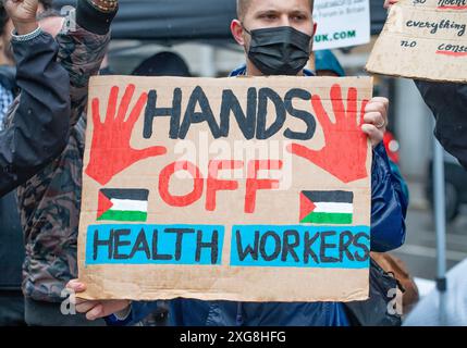 Londra, Regno Unito. 6 luglio 2024. Sostenitore pro Palestina che tiene un segno di protesta alla manifestazione National March for Palestine, Londra, per End the Genocide, Stop Arming Israel and Justice for Palestine. Foto Stock