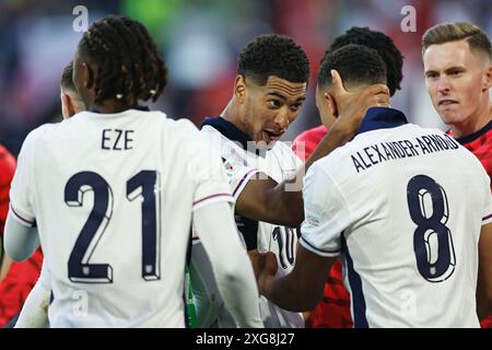 Dusseldorf, Germania. 6 luglio 2024. Jude Bellingham (ENG) calcio: Bellingham festeggia con i giocatori della squadra dopo aver vinto il Campionato europeo UEFA Germania 2024 ai quarti di finale tra Inghilterra 1 (PK5-3) 1 Svizzera alla Dusseldorf Arena di Dusseldorf, Germania. Crediti: Mutsu Kawamori/AFLO/Alamy Live News Foto Stock
