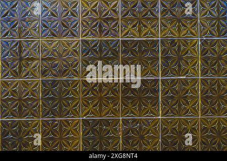 Piastrelle quadrate in ceramica con piccoli mosaici ornamentali. Schema astratto delle vecchie tessere, sfondo Foto Stock