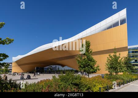 Biblioteca centrale di Helsinki 'Oodi' in una calda giornata estiva Foto Stock