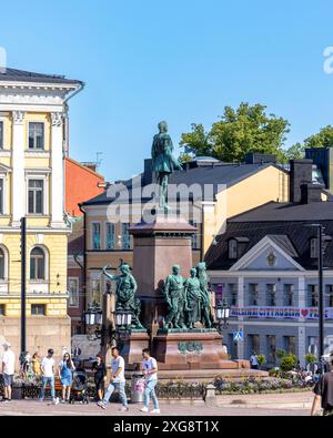 Edificio storico e turisti vicino a Piazza del Senato Market Place a Helsinki in un giorno d'estate Foto Stock