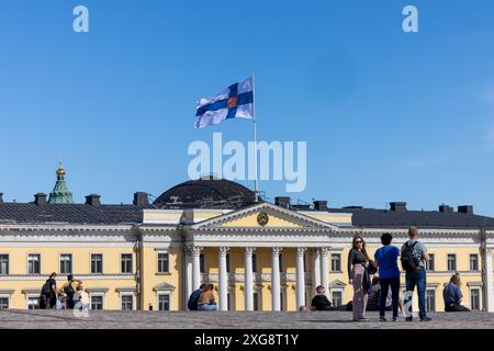 Edificio storico e turisti vicino a Piazza del Senato Market Place a Helsinki in un giorno d'estate Foto Stock