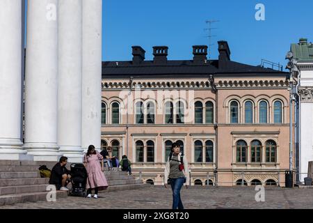 Edificio storico e turisti vicino a Piazza del Senato Market Place a Helsinki in un giorno d'estate Foto Stock