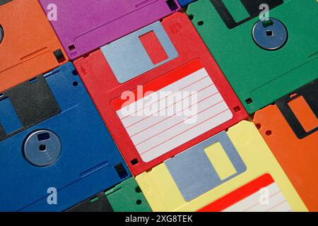 Sfondo dei floppy disk colorati vintage. Vecchie tecnologie Foto Stock