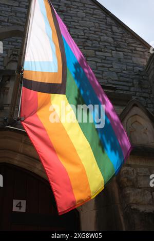 Bandiera arcobaleno LGBTQ+ all'esterno della chiesa episcopale di Saint Paul a Flint, Michigan USA Foto Stock