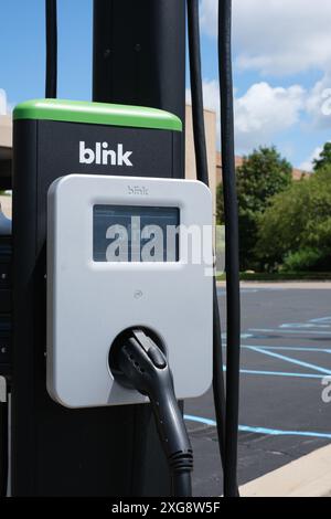 Fai lampeggiare il caricatore per auto elettriche in un parcheggio a Flint, Michigan, USA Foto Stock