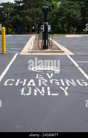 Stazione di ricarica per veicoli elettrici Blink in un parcheggio a Flint, Michigan USA Foto Stock