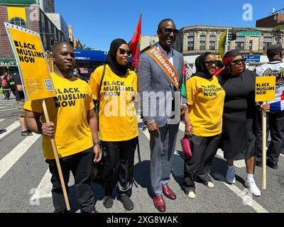 New York, N.Y. - 15 giugno 2024: Gran maresciallo, consigliere Yusef Salaam, membro dei 5 esonerati, e Black Muslim partecipanti alla 31a edizione annuale della Harlem Juneteenth Celebration Parade, organizzata da Masjid Malcom Shabazz. Juneteenth è una festa federale che commercializza la fine della schiavitù negli Stati Uniti il 19 giugno 1865, quando il maggior generale Gordon Granger ordinò l'applicazione definitiva del proclama di emancipazione in Texas alla fine della guerra civile americana. Foto Stock