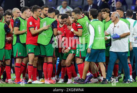 Stoccarda, Germania. 1 luglio 2024. Firo : 05.07.2024, calcio: UEFA EURO 2024, EM, Campionato europeo 2024, turno 16, 1/4 final, M45, match 45, ESP, Spagna - GER, Germania Cristiano Ronaldo del Portogallo piange dopo aver perso un rigore e deve essere consolato dalla squadra durante la pausa per i tempi supplementari, giusto Diogo Dalot Credit: dpa/Alamy Live News Foto Stock