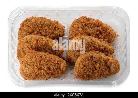 Fette di merluzzo impanate in vassoio di plastica trasparente per la vendita al supermercato, vista dall'alto isolata su bianco con percorso di ritaglio incluso Foto Stock