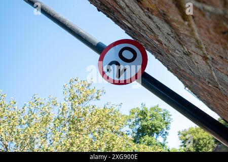 Viene visualizzato il nuovo limite di velocità 20 MPH Foto Stock