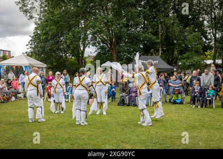 Earl of Stamford Morris ballerini che si esibiscono al Stockton Heath Festival del 2024 Foto Stock