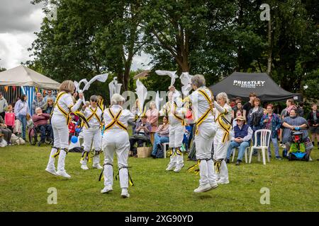 Earl of Stamford Morris ballerini che si esibiscono al Stockton Heath Festival del 2024 Foto Stock
