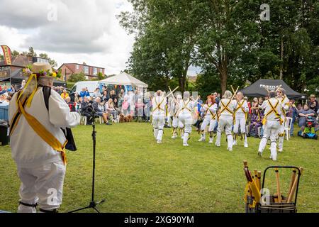 Earl of Stamford Morris ballerini che si esibiscono al Stockton Heath Festival del 2024 Foto Stock