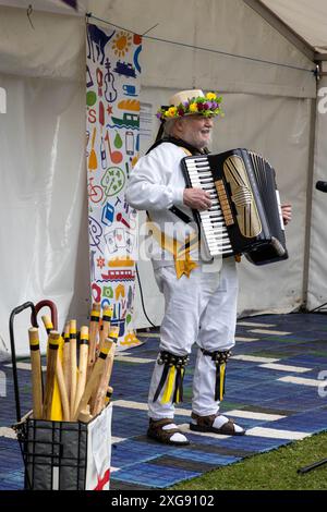 Earl of Stamford Morris ballerini che si esibiscono al Stockton Heath Festival del 2024 Foto Stock