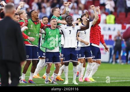Dusseldorf, Germania. 6 luglio 2024. Bukayo Saka (ENG) calcio: Saka festeggia con i giocatori della squadra dopo aver vinto il Campionato europeo UEFA Germania 2024 ai quarti di finale tra Inghilterra 1 (PK5-3) 1 Svizzera alla Dusseldorf Arena di Dusseldorf, Germania. Crediti: Mutsu Kawamori/AFLO/Alamy Live News Foto Stock