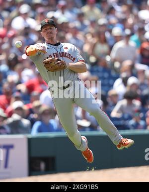 Cleveland, Stati Uniti. 7 luglio 2024. La terza base dei San Francisco Giants Matt Chapman (26) non è in grado di buttare fuori il battitore dei Cleveland Guardians, Tyler Freeman (2) nel sesto inning al Progressive Field di Cleveland, Ohio, domenica 7 luglio 2024. Foto di Aaron Josefczyk/UPI credito: UPI/Alamy Live News Foto Stock