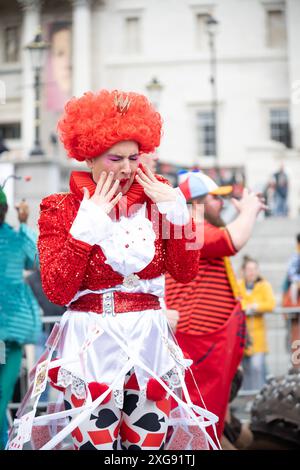 Londra, Regno Unito. 7 luglio 2024. ChessFest 2024, Trafalgar Square. ChessFest è il più grande evento scacchistico del Regno Unito ed è rivolto a chiunque ami gli scacchi o voglia imparare a giocare. 32 attori professionisti prendono il ruolo dei pezzi degli scacchi - facendo una serie di spettacoli durante tutto il giorno, ricreando famosi giochi giocati da maestri del passato. Il tema di ChessFest 2024 è Alice attraverso il vetro che guarda. Crediti: andrew bennett/Alamy Live News Foto Stock