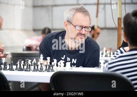 Londra, Regno Unito. 7 luglio 2024. ChessFest 2024, Trafalgar Square. ChessFest è il più grande evento scacchistico del Regno Unito ed è rivolto a chiunque ami gli scacchi o voglia imparare a giocare. 32 attori professionisti prendono il ruolo dei pezzi degli scacchi - facendo una serie di spettacoli durante tutto il giorno, ricreando famosi giochi giocati da maestri del passato. Il tema di ChessFest 2024 è Alice attraverso il vetro che guarda. Crediti: andrew bennett/Alamy Live News Foto Stock