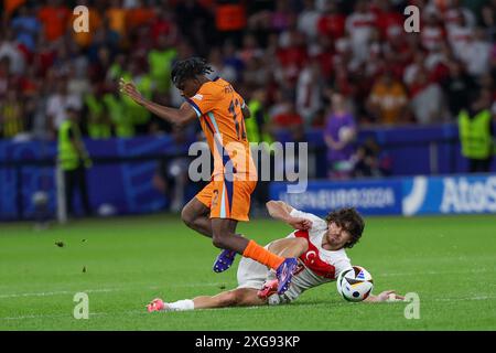 Berlino, Germania. 6 luglio 2024. JEREMIE Frimpong dei Paesi Bassi (L) e Ferdi Kadioglu di Turkiye (R) in azione durante la partita UEFA EURO 2024 tra Paesi Bassi e Turkiye all'Olimpiastadion. Punteggio finale: A tempo pieno, Paesi Bassi 2:1 Turkiye (foto di Grzegorz Wajda/SOPA Images/Sipa USA) credito: SIPA USA/Alamy Live News Foto Stock