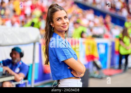 Stoccarda, Germania. 5 luglio 2024. Lea Wagner, presentatrice sportiva ARD Sport Moderatorin, Sportmoderatorin, Journalistin, Das Erste, Fernsehmoderatorin, TV, nei quarti di finale GERMANIA - SPAGNA 1-2 N.V. dei Campionati europei UEFA 2024 il 5 luglio 2024 a Stoccarda, Germania. Fotografo: ddp Images/STAR-Images credito: ddp media GmbH/Alamy Live News Foto Stock